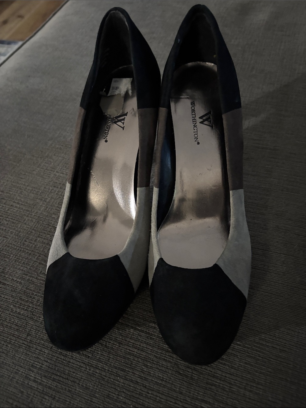 Worthington Two-Tone Suede Colorblock Pump in Black and Gray. Size 8.5